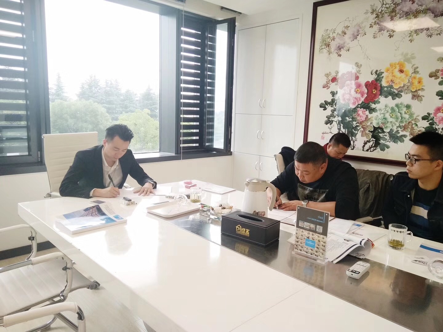 熱烈祝賀何總父子簽約創綠家江西省市級代理！