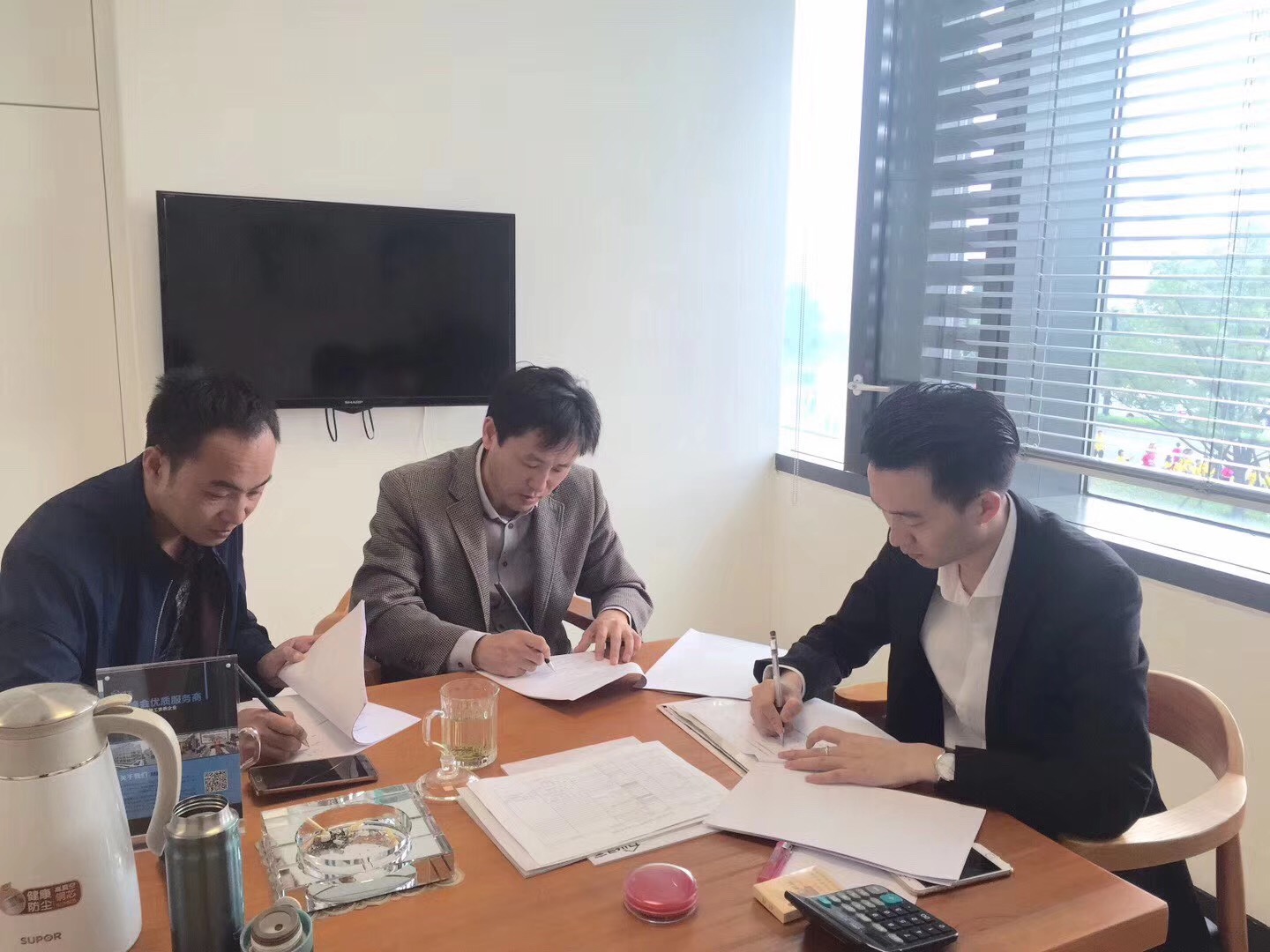 熱烈祝賀王總、葛總簽約創綠家蘇州市區級代理！
