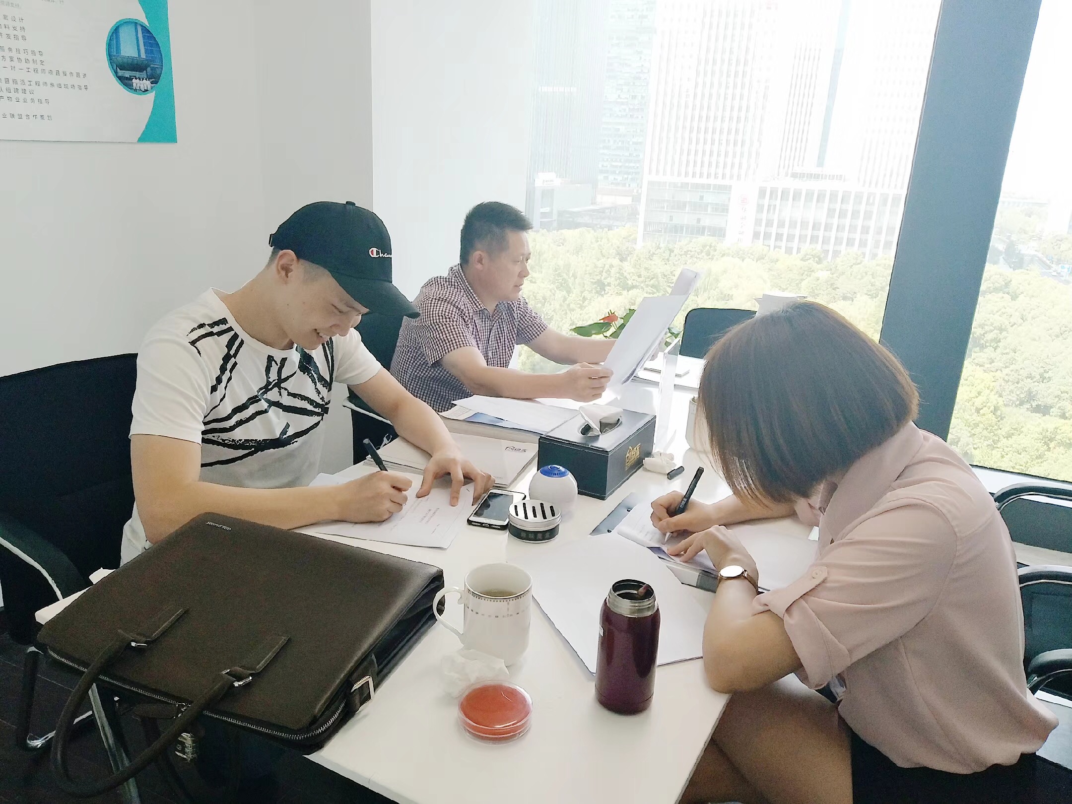 熱烈祝賀張總簽約創綠家重慶市區級代理！