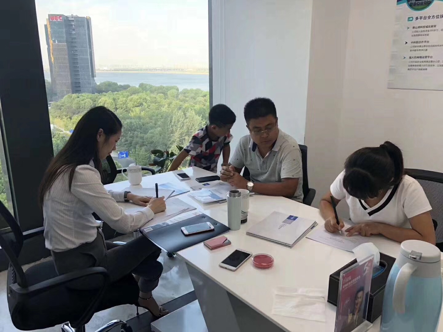 熱烈祝賀李總、關總簽約創綠家西安市區級代理！