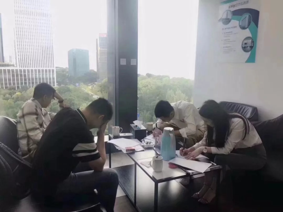 熱烈祝賀馮總、李總、龔總簽約創綠家清遠市區級代理！