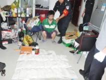 廚房水管破裂傳出刺鼻性氣味，原以為是鄰居家裝修后除甲醛沒到位，沒想到是“絕命毒師”